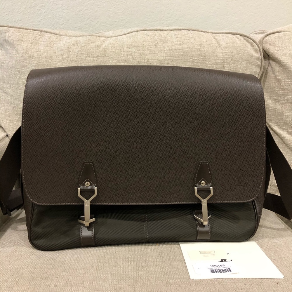 Louis Vuitton Taiga Dersou Grizzli